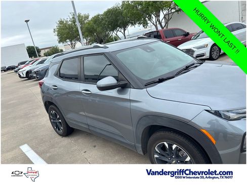Used 2021 Chevrolet TrailBlazer LT w/ Convenience Package FWD image 2
