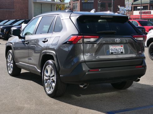 Used 2023 Toyota RAV4 XLE Premium FWD image 3