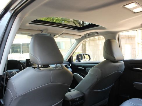Used 2021 Toyota Highlander XLE AWD/4WD image 20