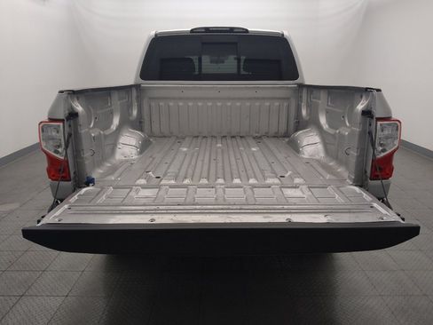 Used 2017 Nissan Titan SV image 29