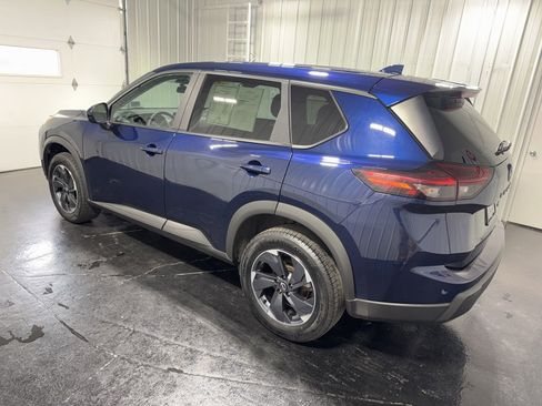 Used 2024 Nissan Rogue SV AWD/4WD image 2