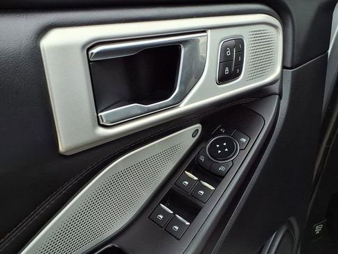 Used 2020 Ford Explorer Platinum w/ Premium Technology Package image 15