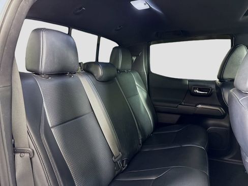 Used 2018 Toyota Tacoma SR5 AWD/4WD image 28