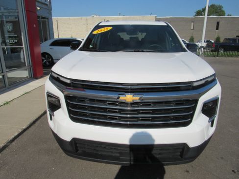 Used 2026 Chevrolet Traverse LT w/ Driver Confidence Package FWD image 3