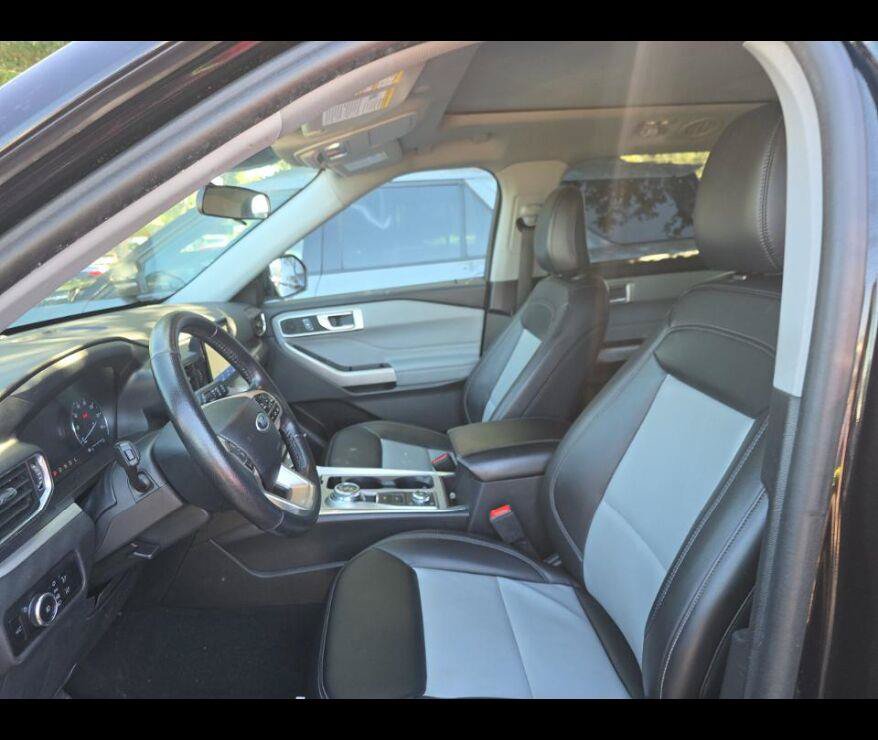Used 2024 Ford Explorer XLT w/ Equipment Group 202A AWD/4WD image 3