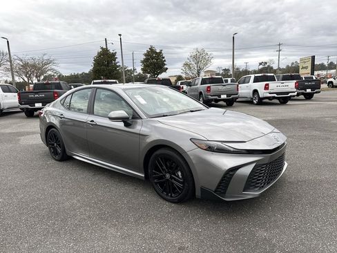 Used 2025 Toyota Camry SE image 1