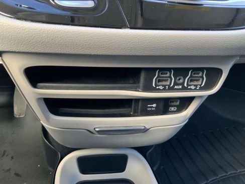 Used 2022 Chrysler Pacifica Touring-L image 49