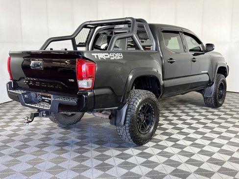 Used 2016 Toyota Tacoma TRD Sport image 9