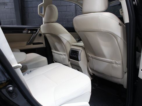 Used 2022 Lexus GX 460 Premium w/ Accessory Package AWD/4WD image 38