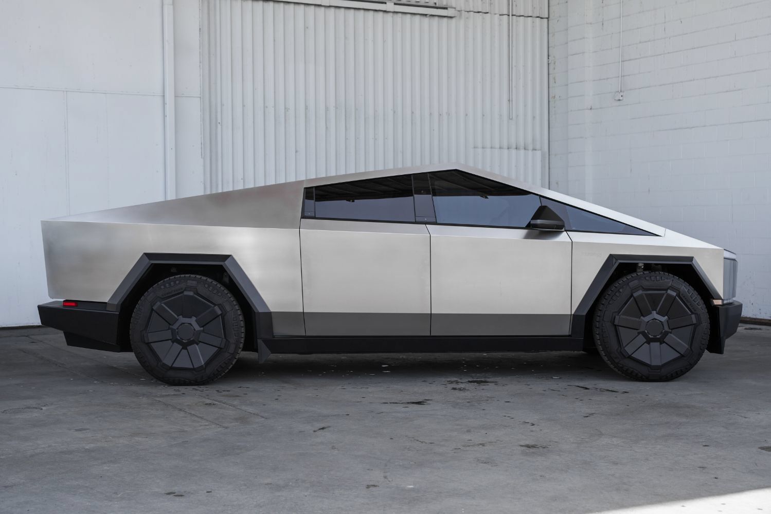 Used 2024 Tesla Cybertruck Cyberbeast AWD/4WD image 7