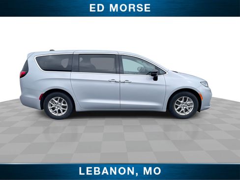 Used 2024 Chrysler Pacifica Touring-L FWD image 9