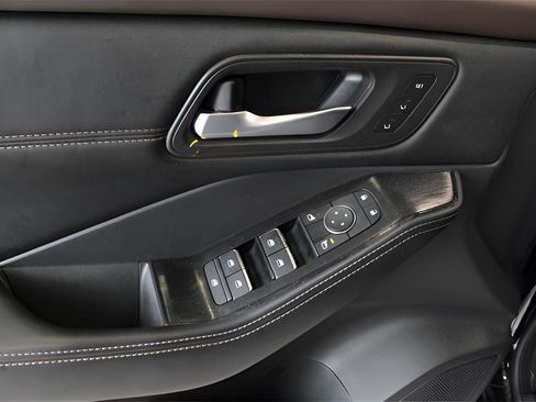 Used 2023 Nissan Rogue SL w/ SL Premium Package image 10