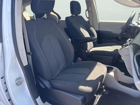 Used 2022 Chrysler Voyager LX FWD image 13