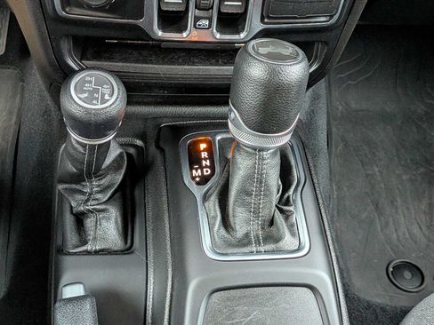 Used 2024 Jeep Wrangler Unlimited w/ Convenience Group AWD/4WD image 15