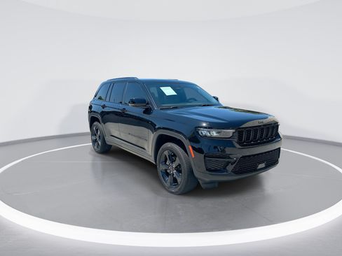 Used 2024 Jeep Grand Cherokee Altitude AWD/4WD image 2