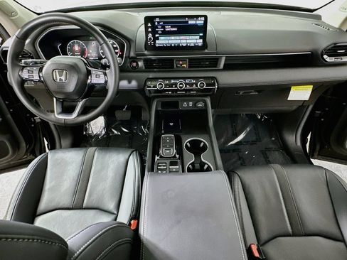 Used 2025 Honda Pilot Touring image 17