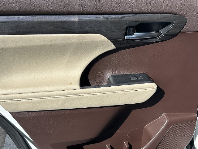 Used 2021 Toyota Highlander Platinum FWD image 20