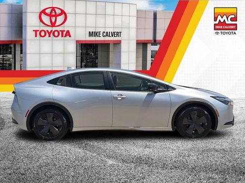 Used 2025 Toyota Prius LE FWD image 6