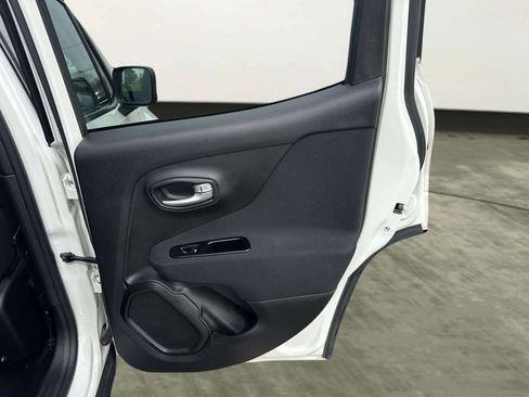 Used 2020 Jeep Renegade Latitude AWD/4WD image 17