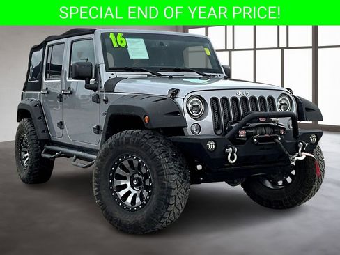 Used 2016 Jeep Wrangler Unlimited Rubicon w/ Connectivity Group image 3