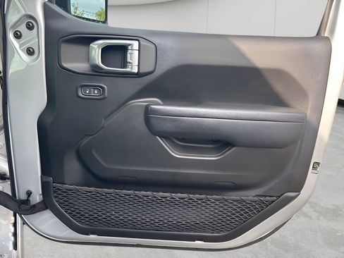 Used 2022 Jeep Gladiator Willys image 9