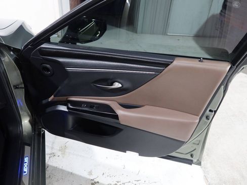 Used 2025 Lexus ES 300h w/ Premium Package FWD image 28