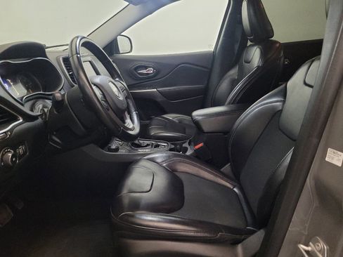 Used 2019 Jeep Cherokee Latitude Plus AWD/4WD image 17