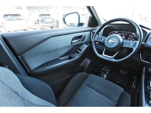 Used 2023 Nissan Rogue SV image 6