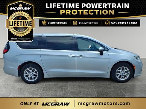 Used 2023 Chrysler Pacifica Touring-L FWD image 2