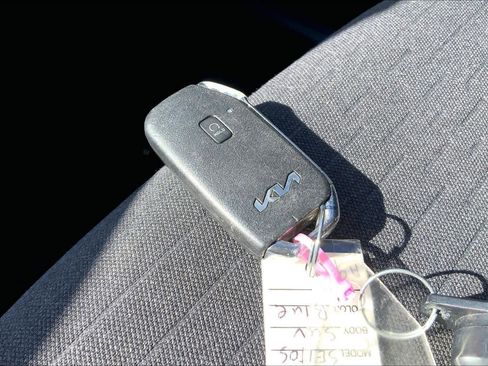 Used 2023 Kia Seltos S image 12