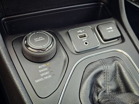 Certified 2022 Jeep Cherokee Latitude Lux AWD/4WD image 27