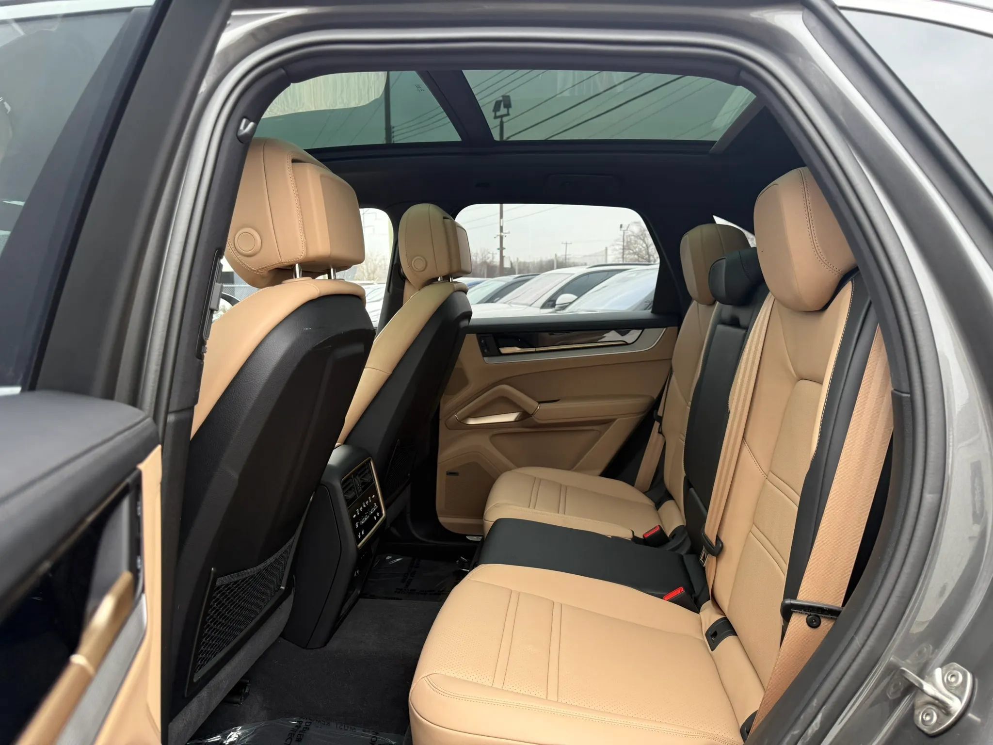 Used 2025 Porsche Cayenne E-Hybrid w/ Premium Package Plus AWD/4WD image 29