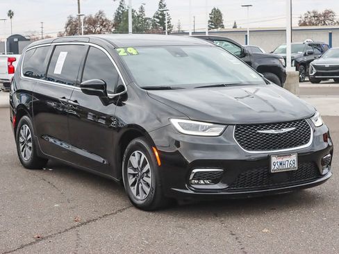 Used 2024 Chrysler Pacifica Select image 5