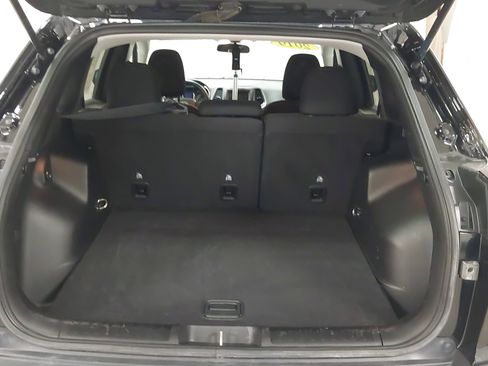 Used 2019 Jeep Cherokee Latitude w/ Cold Weather Group AWD/4WD image 27