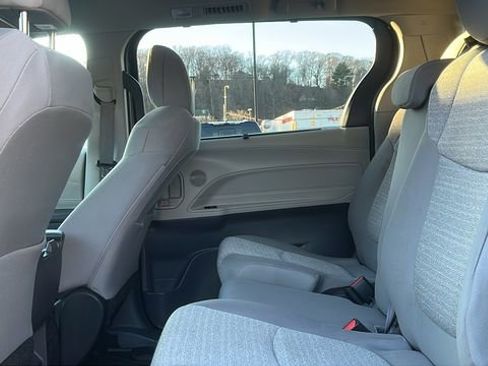 Certified 2022 Toyota Sienna LE image 17