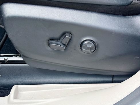 Certified 2024 Chrysler Pacifica Limited FWD image 23