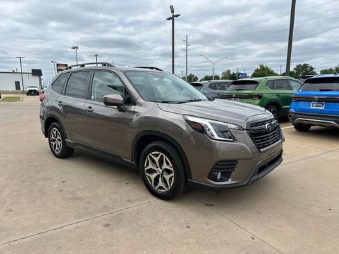 Used 2022 Subaru Forester Premium AWD/4WD image 3