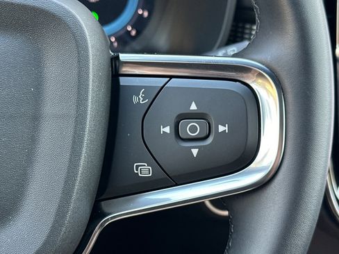 Used 2025 Volvo XC40 B5 Plus image 30