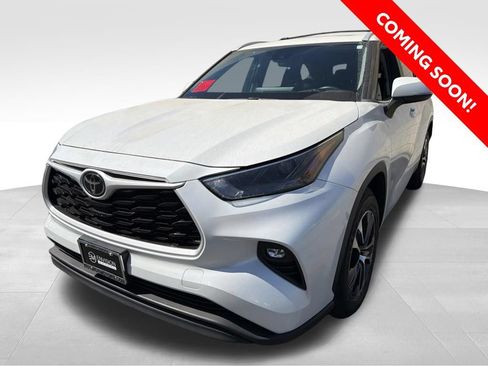Used 2024 Toyota Highlander XLE FWD image 1