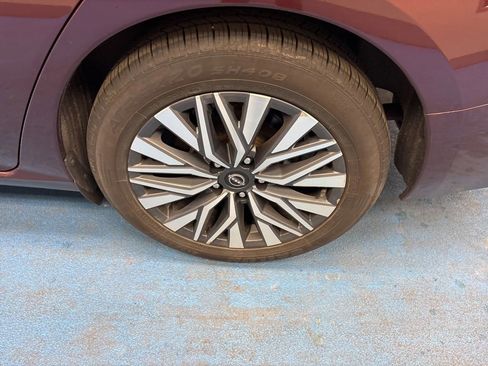 Used 2024 Nissan Altima 2.5 SV FWD image 16