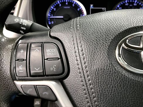 Used 2019 Toyota Highlander LE w/ Carpet Mat Package (TMS) FWD image 22