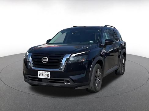 Used 2025 Nissan Pathfinder SV image 4