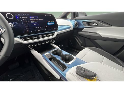 Certified 2025 Chevrolet Equinox EV LT FWD image 20