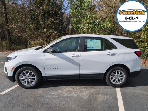 Used 2023 Chevrolet Equinox LS w/ Driver Confidence II Package image 4