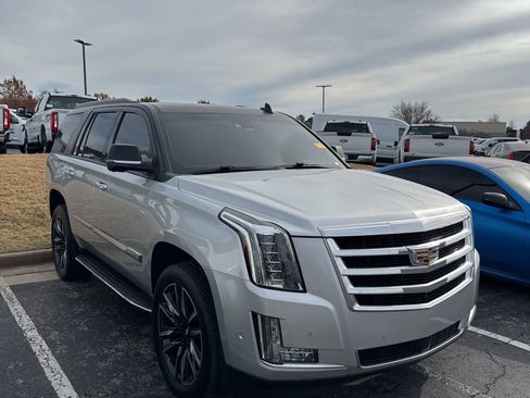 Used 2017 Cadillac Escalade Premium Luxury image 2