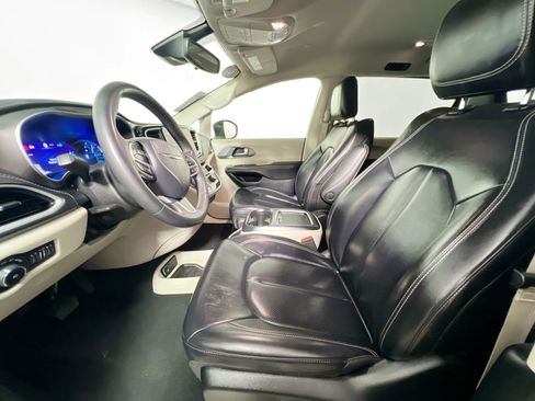 Used 2023 Chrysler Pacifica Touring-L image 14