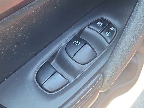 Used 2016 Nissan Rogue SV w/ SV Premium Package AWD/4WD image 19