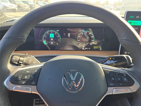 Used 2025 Volkswagen Tiguan SEL R-Line image 35