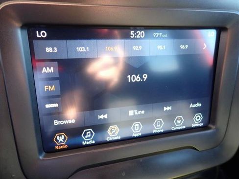 Used 2018 Jeep Renegade Latitude FWD image 20