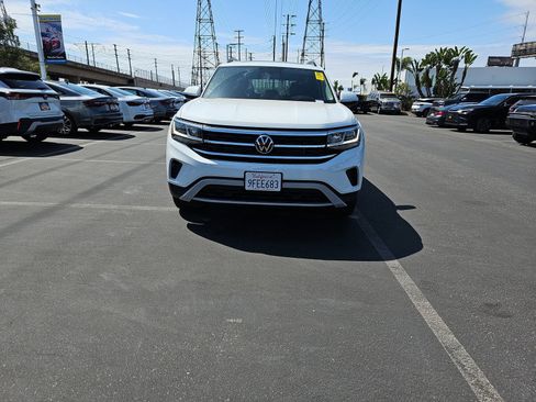Used 2023 Volkswagen Atlas SE w/ Panoramic Sunroof Package FWD image 2